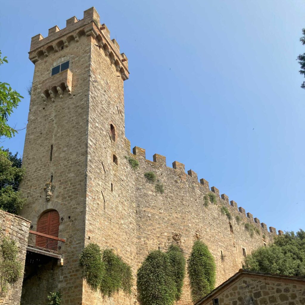 Castello-di-Strozzavolpe---Castello-Vista-Esterno-Cantina