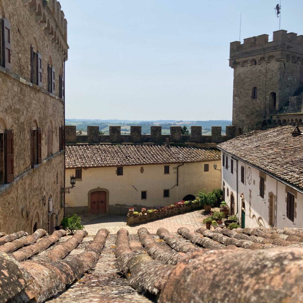 Castello-di-Strozzavolpe---Castello-Vista-Mura